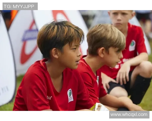 小朋友足球明星海报展现童年梦想与运动激情的完美结合